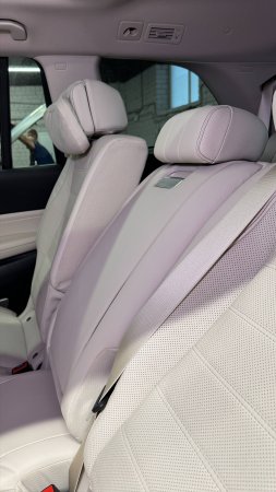 Изменили угол наклона спинок заднего ряда сидений Mercedes GLS