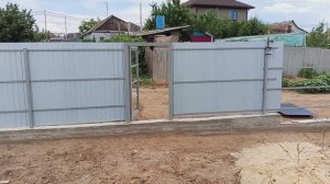 Прикручивали профлисты к каркасу забора  по ниточке .