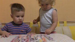 Рома и Диана ★ Делаем ФРУКТОВЫЙ ЛЕД в Морозилке How To Make popsicles in the freezer