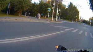 Красивые и гибкие девушки на светофоре!