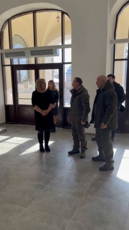 Ленобласть передала картины в колледж Мариуполя