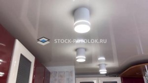 натяжной глянцевый потолок на кухне.