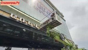 Мэрия Еревана снимает баннер с надписью «Свободу Самвелу Карапетяну» с ТЦ