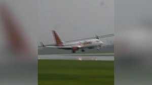 В Индонезии пассажирский самолет едва не перевернулся при посадке из-за сильного ветра