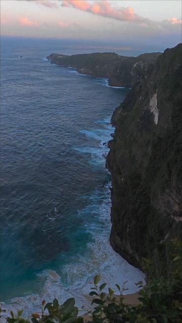 Nusa Penida. Kelingking beach on sunrise. Нуса Пенида. Пляж Килинкинг на рассвете.