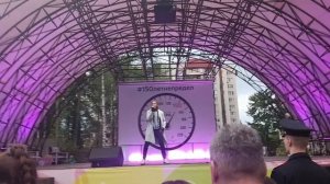 Питер Джейсон, группа "Премьер Министр".
Плачет дождик, шурша.......