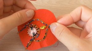 Брошь "Матрёшка из бисера,работа с капюшоном и страховой цепочкой 💫