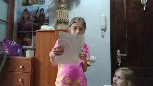 играем  с Полинкой у бабушки люды