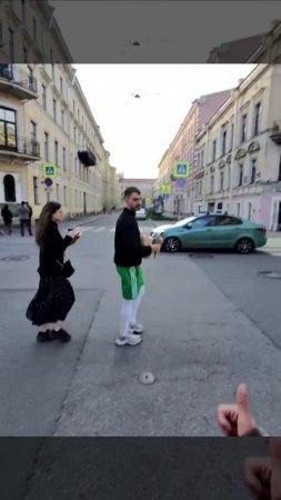 Зеленый свет моды: как я оценил самый странный лук на улице!
