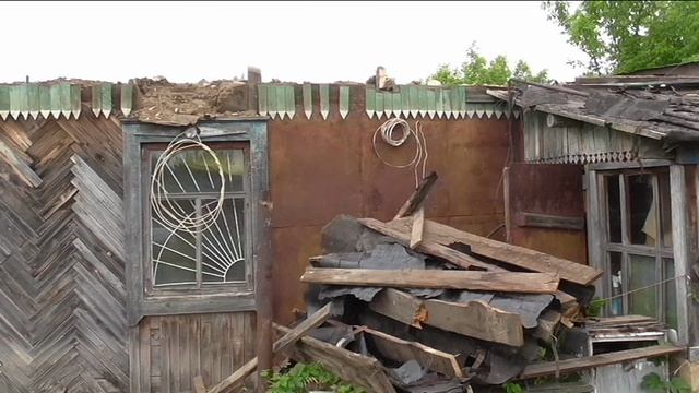 Разбираю крышу старого домика