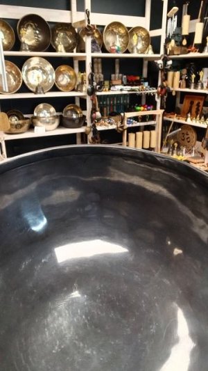 Кованая поющая чаша Sun Black SVS ( 22 см, нота: Ре #, 155 Гц ) / Singing Bowl / shamanic.moscow