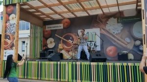 Парень классно играет на саксофоне. Девушка фанатка снимает его, а потом неожиданно убегает