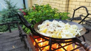 Ароматный стейк на углях: Готовим свинину с картошкой и луком!