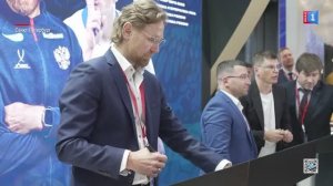Главный тренер сборной России по футболу Валерий Карпин раздал автографы на ПМЭФ