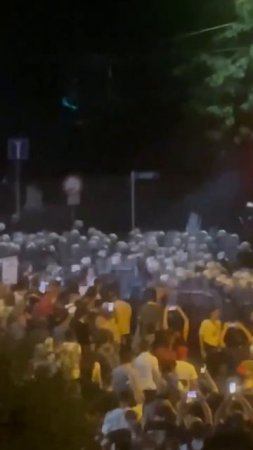 Разгоняют недовольных: в Белграде, столице Сербии, полиция разогнали протестующих.