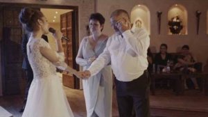 Вот дочь невеста поет на свадьбе песню для отца, танцует с ним, любой такой бы дочерью гордился...