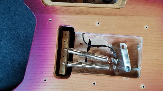 Подробный обзор сборки страшной китайской безголовой безымянной электрогитары смотреть онлайн