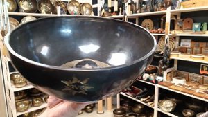 Кованая поющая чаша Buddha Black SVS ( 26 см, нота: Си, 123 Гц ) / Singing Bowl / shamanic.moscow