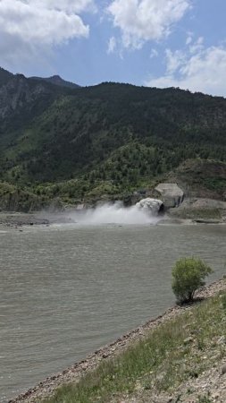 В Дагестане попали под сброс воды на Гоцатлинской ГЭС.