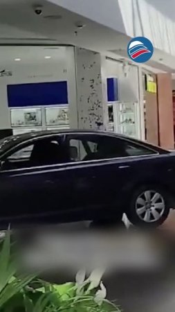 Дерзкий грабеж ювелирного магазина на машине на глазах у всех