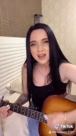 Инна Вальтер поёт песню под гитару