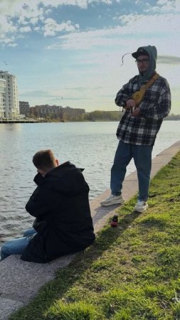 И жену проводил, и друга встретил. Прогуливали Анто по местам былой славы. Мир, Труд, Май.
