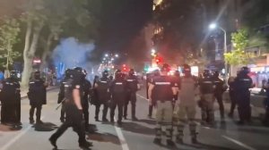 Разгоняют недовольных: в Белграде, столице Сербии, полиция разогнали протестующих.