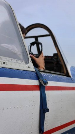 Завести машину? Легко.
Завести самолёт? Тоже легко… 
30 секунд — и мы в небе 🤭✈️