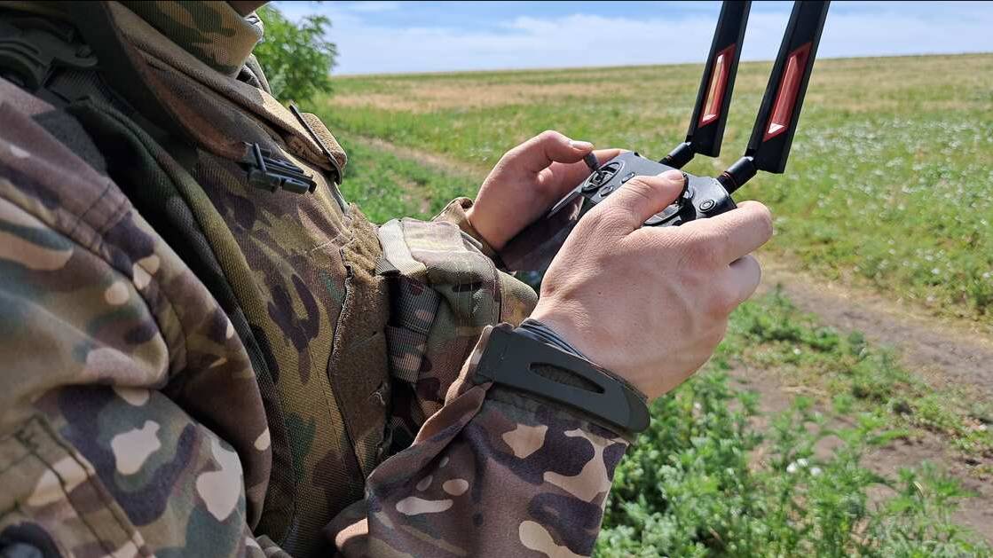 Операторы БПЛА подорвали с помощью дрона американский БТР на спецоперации