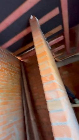 Монтажная пена по периметру дома #shorts #стройка #baustelle #баня #немцы #кровля  #прораб #hilti