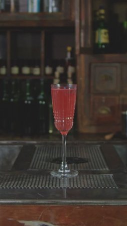 Вариация на коктейль French 75 с клубникой

 #Рецепт #бар #бармен #коктейль #жизнь