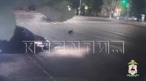 После ДТП на скорости, автомобиль выбросило на остановку общественного транспорта, где стояли люди