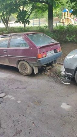 Микрорайон Широкий, ул. Шутова, 30

Два порыва воды, течет с 23 мая, уже провалился асфальт