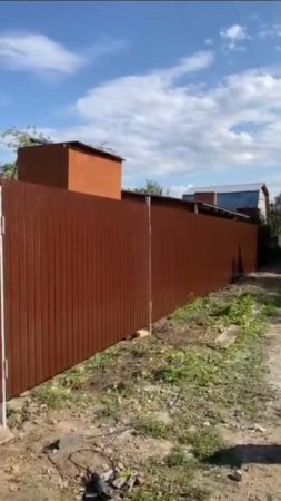 Завершили монтаж забора из профнастила в 8 волне . Цвет шоколадный глянец ⚙️🔥