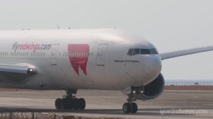 Боинг 777 авиакомпании Red Wings на рулении в аэропорту Пхукета крупным планом.