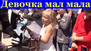 Девочка мал мала меньше не работает а своими руками кузнечное выполняет
