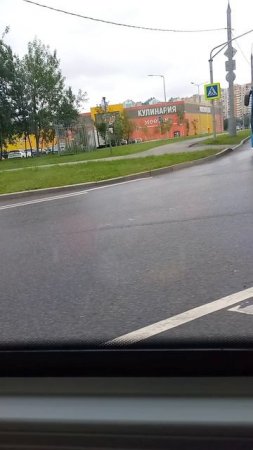 Гипермаркет Глобус на окраине Москвы.
