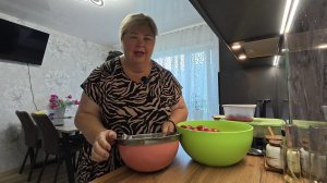 Пробуем пастилу и завтракаем. На даче подкармливаем помидоры и  огурцы.