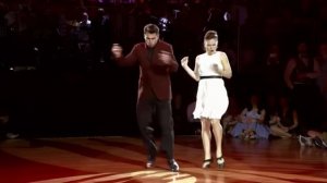 линди хоп.. Они оба танцуют просто потрясающе.