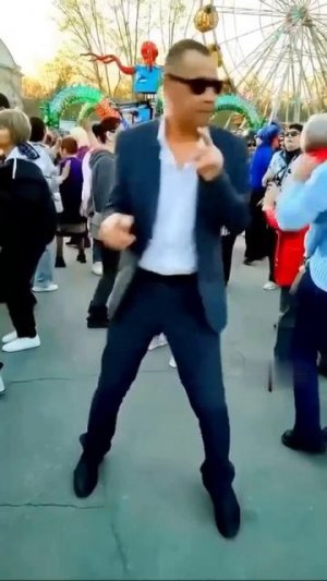 Девчонки танцуют