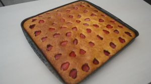 В сезон клубники всегда готовлю этот пирог! Поражает сразу, насколько вкусно и быстро!