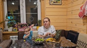 Алиса в деле и пробует экзотические фрукты / маленький дегустатор