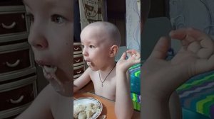 Максим кушает пельмени.