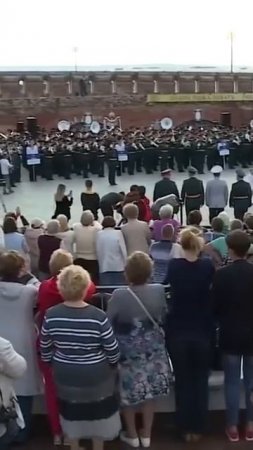Песня многих поколений! 6 летний СОЛДАТ идёт ПО ГОРОДУ!