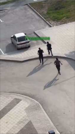 В Тюмень вернулись 90е.Там четыре бандита в масках забили палкой парня по среди дня !!!
