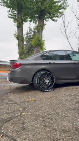 BMW F10 на примерке дисков в 20-ом диаметре