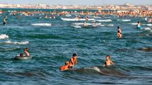 Ветер с Каспийского моря освежает жару в Азербайджане. Штормовой ветер в Беларуси. Погода в СНГ