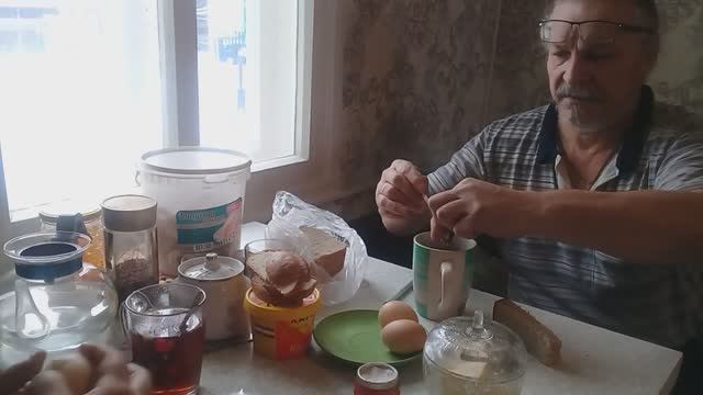 Виталий и Зоя в деревне - Пока муж спит приготовила завтрак, сделала бутерброд !