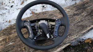 Перетяжка руля натуральной кожей от автомобиля Hyundai Santa Fe.