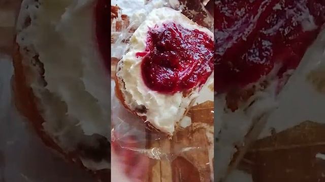 Пробуем пирожное.Похоже на синнабон.Вкусное.Приятного просмотра 😊❤️